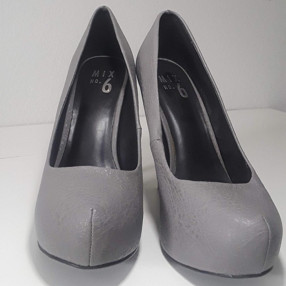 Grey textured pumps